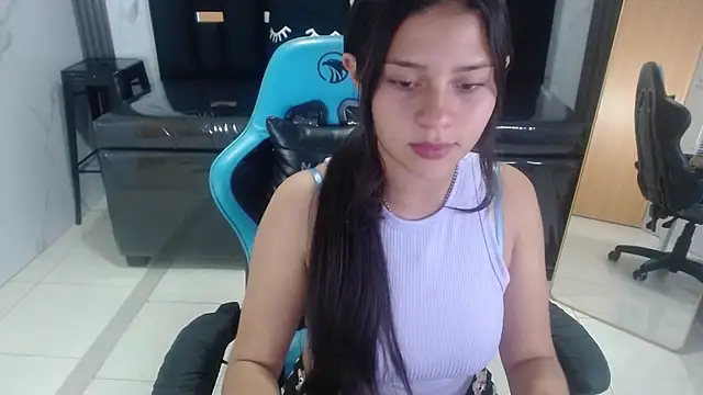 Snapshot of Emilia_love_a chatting on 10-15-25, 03:27 Emilia love a online show from 10-15-25, 03:27