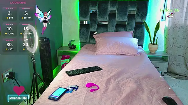 Luna sophya online show from 10-26-25, 07:47