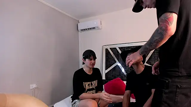 Snapshot of Handsomeboyss19 chatting on 10-08-25, 02:24 Handsomeboyss19 online show from 10-08-25, 02:24