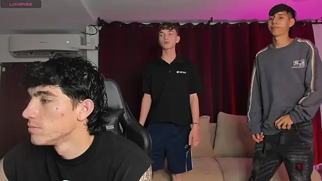 Snapshot of Handsomeboyss19 chatting on 09-30-25, 11:44 Handsomeboyss19 online show from 09-30-25, 11:44