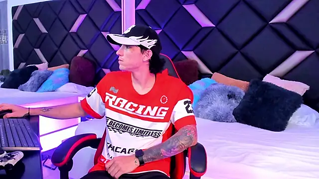 Snapshot of Handsomeboyss19 chatting on 10-18-25, 02:35 Handsomeboyss19 online show from 10-18-25, 02:35