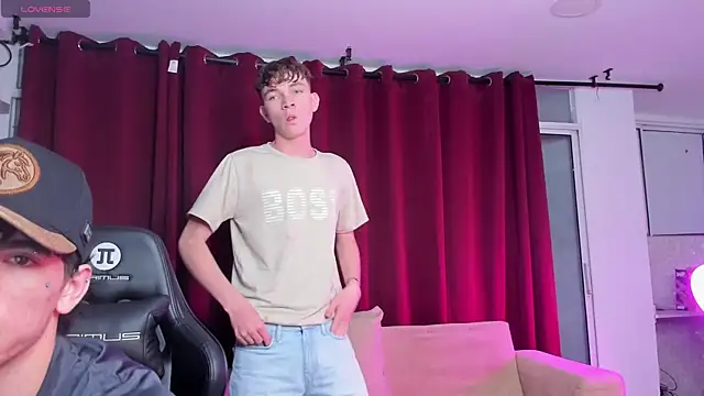 Snapshot of Handsomeboyss19 chatting on 10-04-25, 12:34 Handsomeboyss19 online show from 10-04-25, 12:34