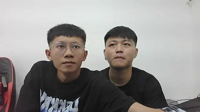 zhu000000 online show from 04-12-26, 07:33