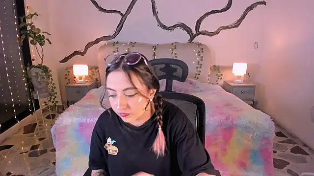 SarahCastro1  online show from 11-25-25, 04:35