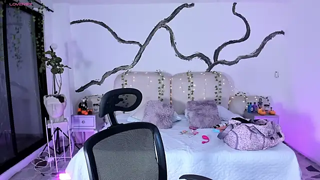 SarahCastro1  online show from 10-26-25, 04:46