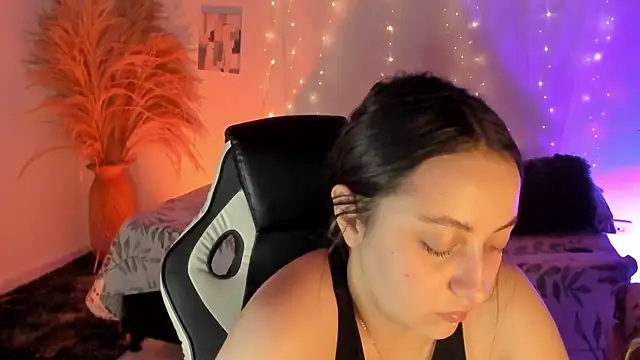 SarahCastro1  online show from 05-11-26, 01:51