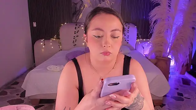 SarahCastro1  online show from 03-25-26, 04:34