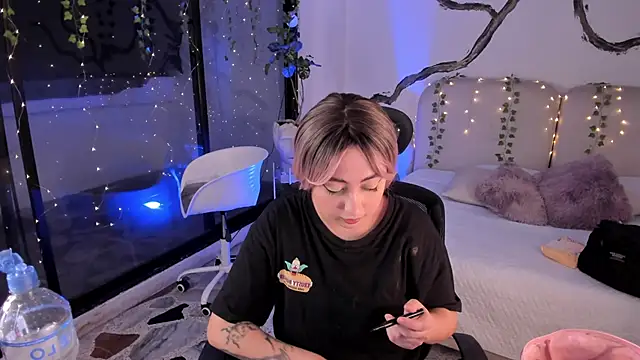 SarahCastro1  online show from 11-09-25, 04:38