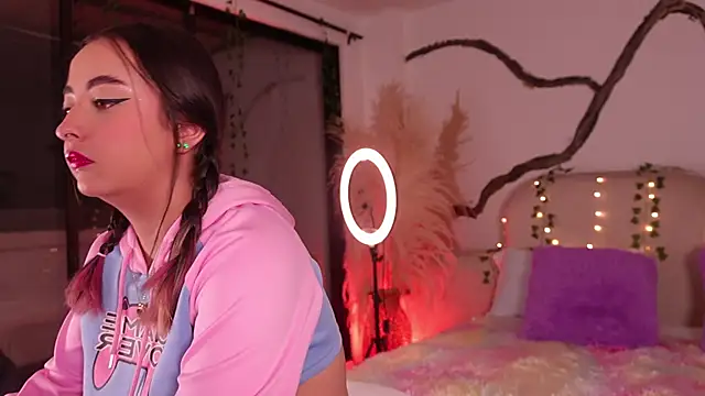 SarahCastro1  online show from 12-17-25, 05:12