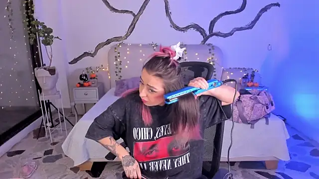 SarahCastro1  online show from 10-29-25, 04:55