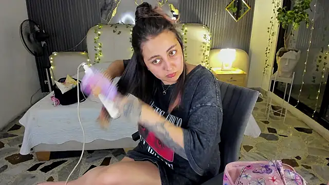 SarahCastro1  online show from 03-05-26, 04:09