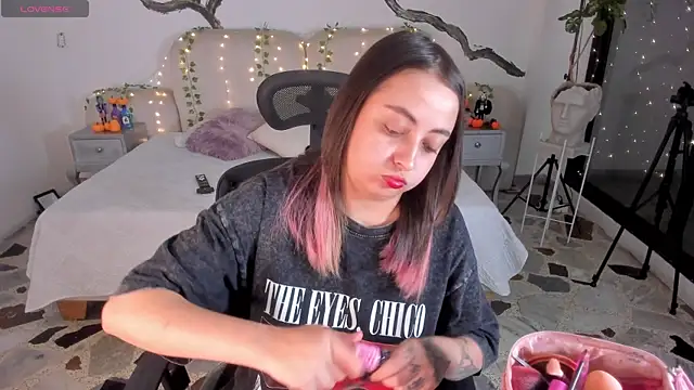 SarahCastro1  online show from 10-28-25, 04:24