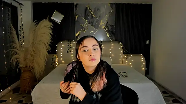 SarahCastro1  online show from 01-07-26, 04:39