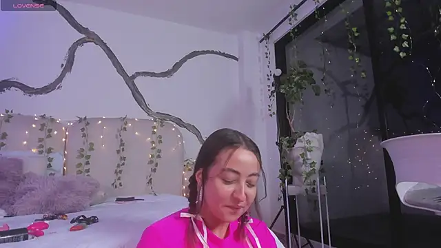 SarahCastro1  online show from 10-09-25, 03:29