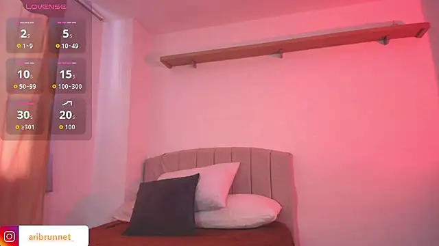 BrunnetAri  online show from 11-25-25, 06:19