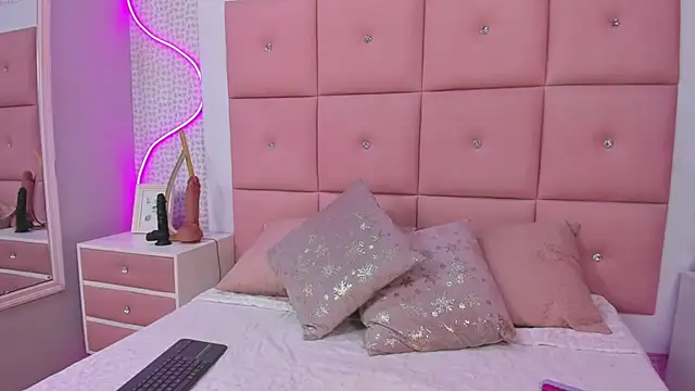 DaisySnugs1 online show from 11-07-25, 12:21