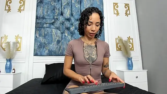 Snapshot of SilvanaOwen chatting on 09-18-25, 11:24 SilvanaOwen online show from 09-18-25, 11:24