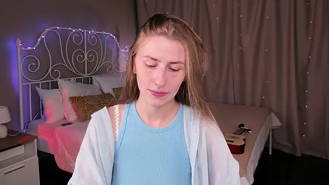 Snapshot of VesperaCeleste chatting on 09-18-25, 03:42 VesperaCeleste online show from 09-18-25, 03:42