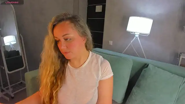 Snapshot of Sky_Kuper chatting on 06-27-26, 01:11 Sky Kuper online show from 06-27-26, 01:11