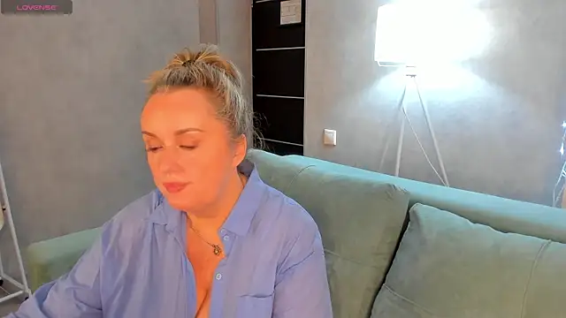 Snapshot of Sky_Kuper chatting on 10-11-25, 12:11 Sky Kuper online show from 10-11-25, 12:11