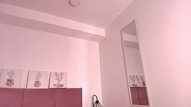 Snapshot of CamiilaGlow chatting on 09-24-25, 05:30 CamiilaGlow online show from 09-24-25, 05:30