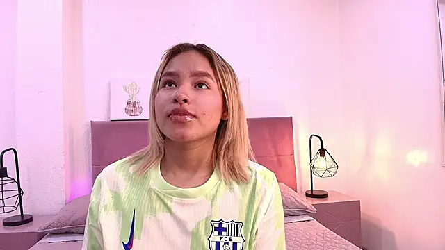 Snapshot of CamiilaGlow chatting on 09-19-25, 02:32 CamiilaGlow online show from 09-19-25, 02:32