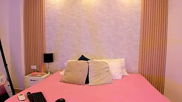 NaomyCollins   online show from 11-01-25, 02:00