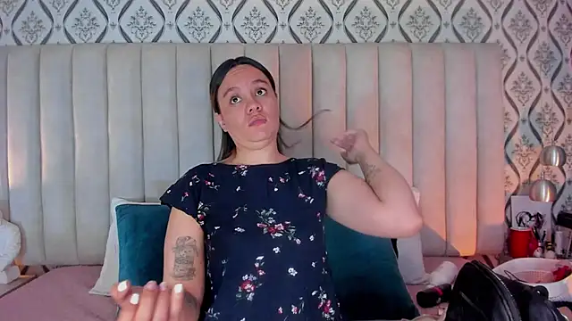 Sky Junne online show from 03-28-26, 05:47