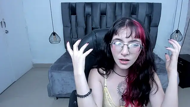 Snapshot of AfroditaLeclair chatting on 10-21-25, 08:19 AfroditaLeclair online show from 10-21-25, 08:19