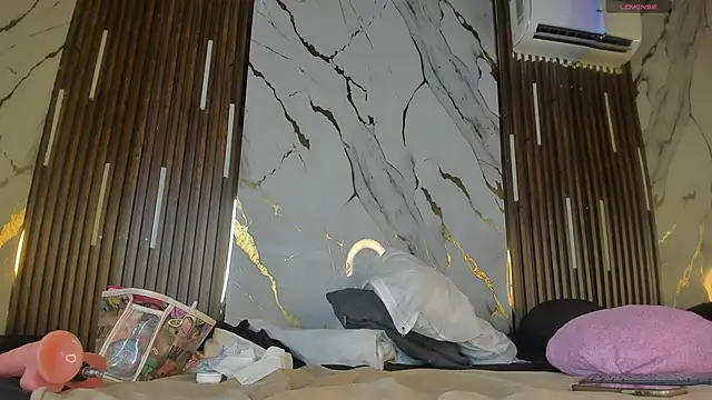 VictoriaDuart online show from 12-20-25, 08:01