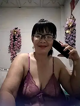 Snapshot of Ki_xxx chatting on 10-19-25, 10:18 Ki xxx online show from 10-19-25, 10:18
