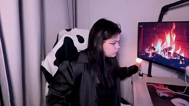 Snapshot of GoddessDarina chatting on 10-30-25, 04:04 GoddessDarina online show from 10-30-25, 04:04