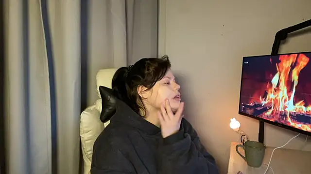 Snapshot of GoddessDarina chatting on 10-26-25, 12:00 GoddessDarina online show from 10-26-25, 12:00