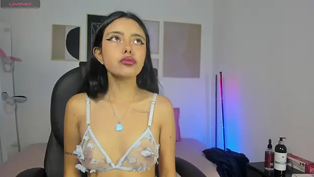 Snapshot of nahomi_kiss20 chatting on 09-12-25, 12:27 nahomi kiss20 online show from 09-12-25, 12:27