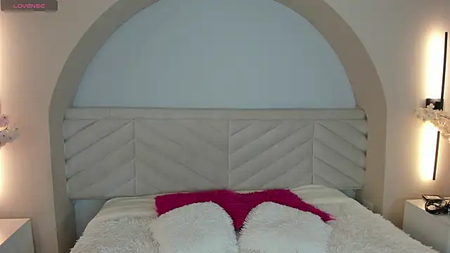 Mila Hank  online show from 04-14-26, 12:21