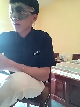 Snapshot of thienlong05 chatting on 09-14-25, 02:12 thienlong05 online show from 09-14-25, 02:12