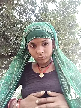 Snapshot of Idhika_Jha chatting on 09-28-25, 10:33 Idhika Jha online show from 09-28-25, 10:33