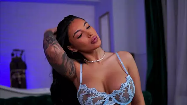 AishaaDevoe online show from 12-18-25, 07:40