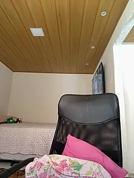 Snapshot of larajuli chatting on 02-18-26, 02:02 larajuli online show from 02-18-26, 02:02