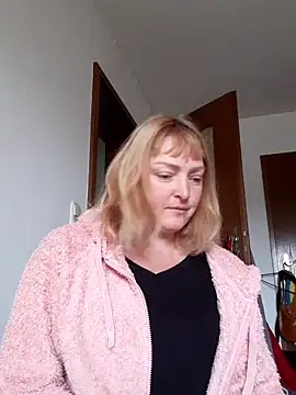 Snapshot of LiluLiluLilu chatting on 10-06-25, 01:45 LiluLiluLilu online show from 10-06-25, 01:45