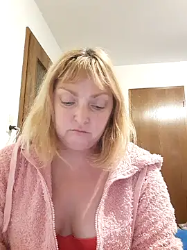 Snapshot of LiluLiluLilu chatting on 10-15-25, 07:11 LiluLiluLilu online show from 10-15-25, 07:11