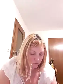 Snapshot of LiluLiluLilu chatting on 10-24-25, 11:37 LiluLiluLilu online show from 10-24-25, 11:37