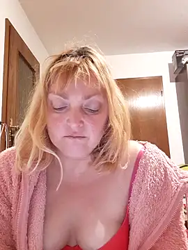 Snapshot of LiluLiluLilu chatting on 10-18-25, 07:49 LiluLiluLilu online show from 10-18-25, 07:49