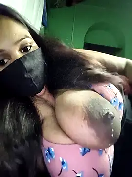 Snapshot of V-hot-swiet chatting on 10-10-25, 12:00 V-hot-swiet online show from 10-10-25, 12:00