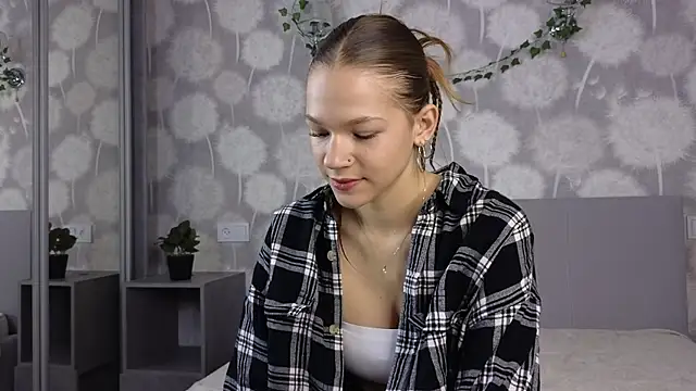 VelvetRisque online show from 10-18-25, 06:15