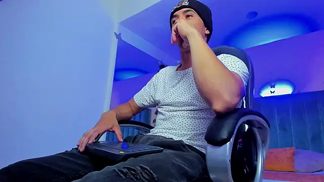 Muscle Scott online show from 11-10-25, 12:32