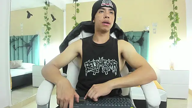 Muscle Scott online show from 10-30-25, 12:25