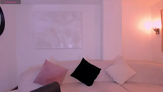 Snapshot of LucyWeiss_ chatting on 10-23-25, 09:02 LucyWeiss online show from 10-23-25, 09:02