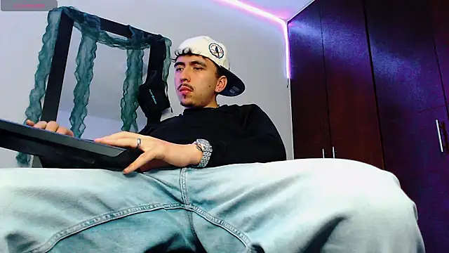 Snapshot of liamty_luxor chatting on 05-08-26, 04:38 liamty luxor online show from 05-08-26, 04:38
