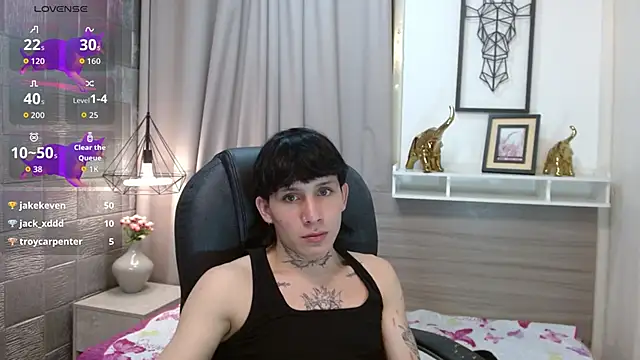 Snapshot of Iantwink18 chatting on 10-18-25, 06:37 Iantwink18 online show from 10-18-25, 06:37